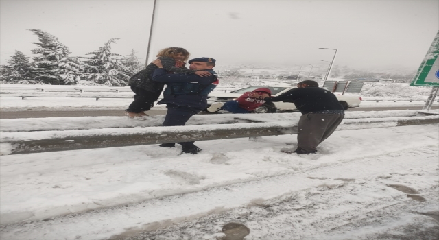Osmaniye’de donma tehlikesi geçiren iki aile jandarma ekiplerince kurtarıldı