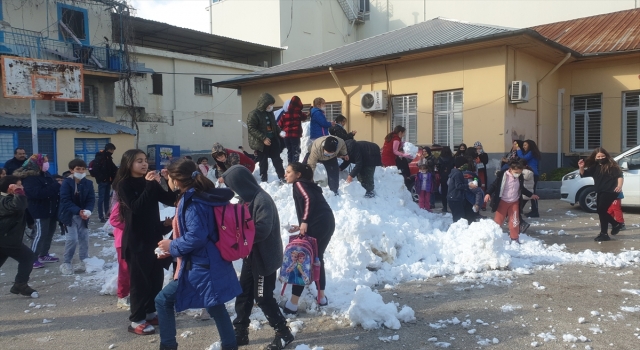 Osmaniye’de öğrenciler için okul bahçesine kamyonlarla kar döküldü