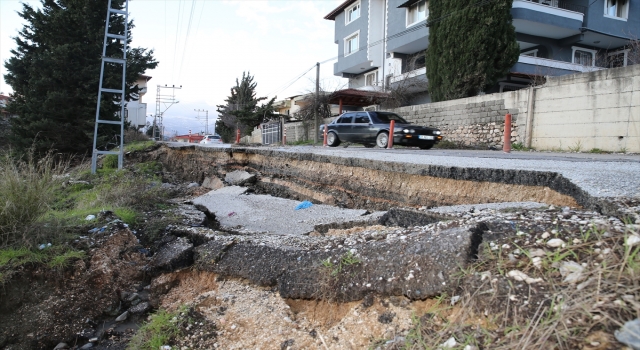 Hatay’da aşırı yağış nedeniyle yolda çökme oluştu