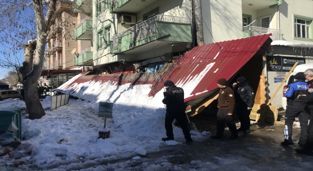 Kar nedeniyle çöken çatı nine ve torununu yaraladı