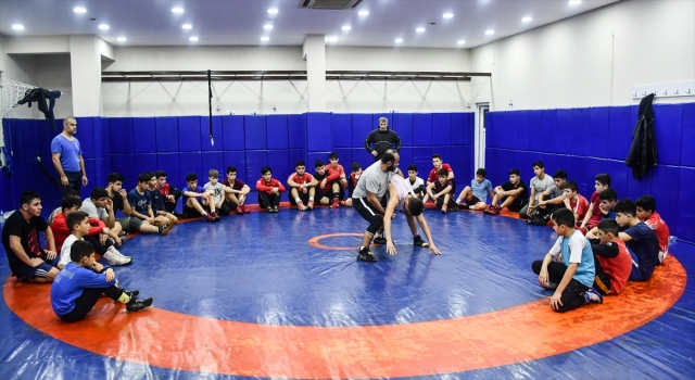 Şampiyon güreş antrenörü, şampiyon adayı sporcular yetiştiriyor