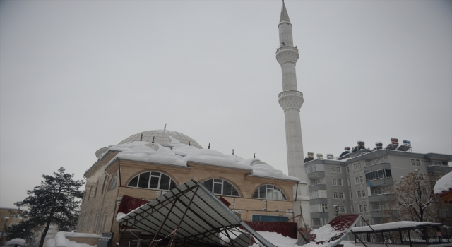 Kahramanmaraş’ta cami önündeki demir tente kar nedeniyle çöktü