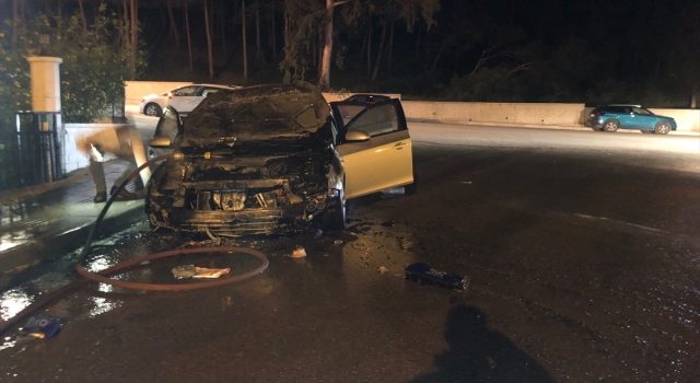 Serik’te park halindeyken yanan otomobil kullanılamaz hale geldi