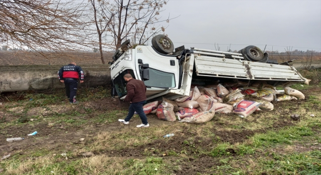 Osmaniye’de devrilen yem yüklü kamyonun şoförü yaralandı