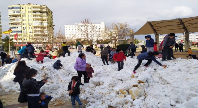 Adana’da çocuklar ”taşıma karla” sevindirildi