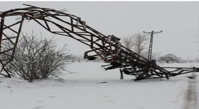 Isparta’da zarar gören elektrik telleri ve trafolar onarılıyor