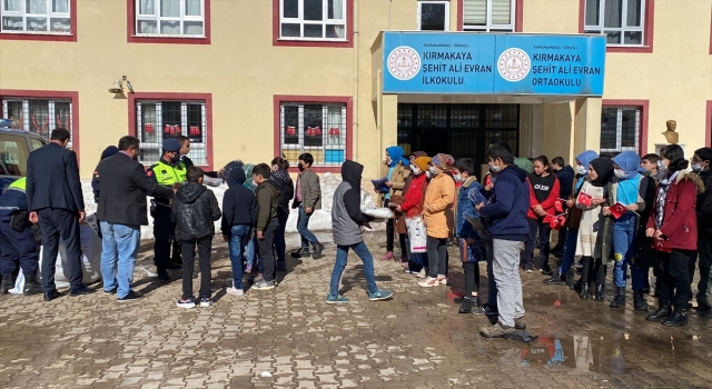 Kahramanmaraş’ta ihtiyaç sahibi öğrencilere kıyafet yardımı yapıldı