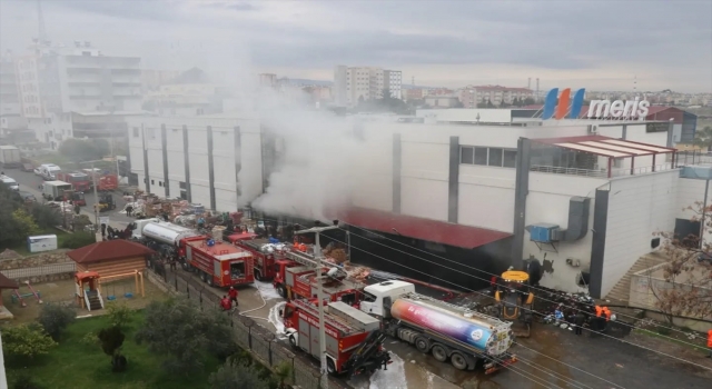 Mersin’de alışveriş merkezinin deposunda çıkan yangın söndürüldü