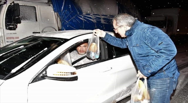 SeydişehirAntalya kara yolunda mahsur kalanlara kumanya dağıtıldı