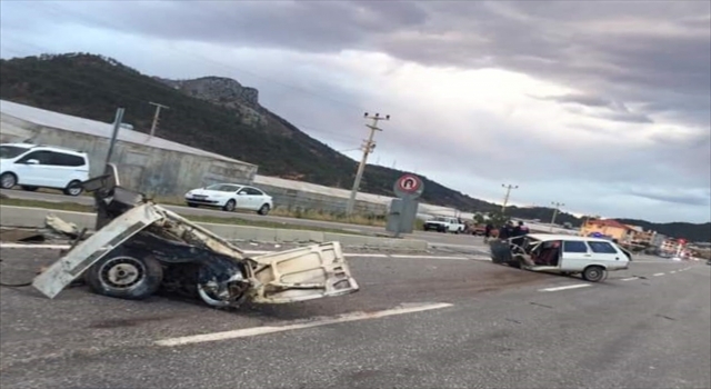 Mersin’de iki otomobilin çarpıştığı kazada 2 kişi yaralandı