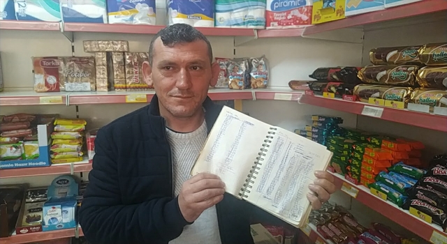 Adana’da hayırsever, bakkalın veresiye defterindeki 10 bin lira borcu ödedi