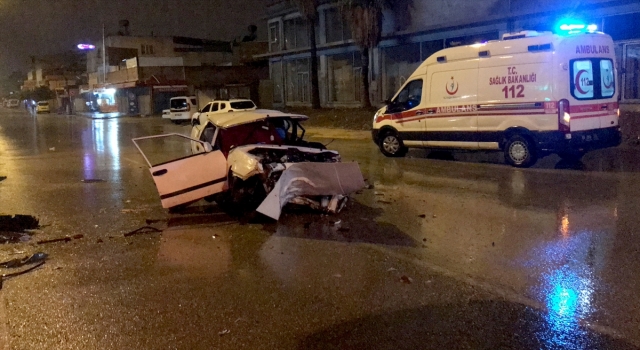 Adana’da ağaca çarpan otomobildeki 2 kişi yaralandı