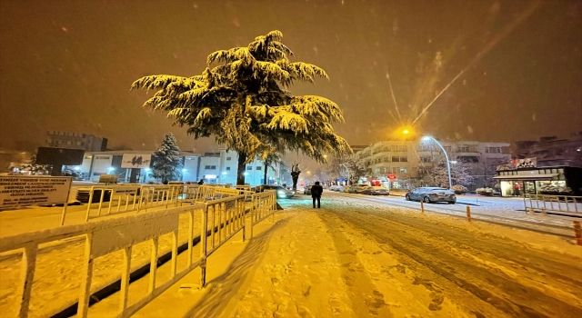 Isparta ve Burdur’da yoğun kar yağışı etkili oluyor