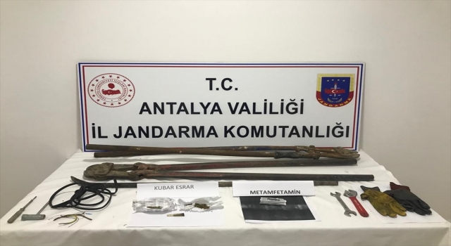 Antalya’da hırsızlık şüphelisinin üzerinde uyuşturucu ele geçirildi
