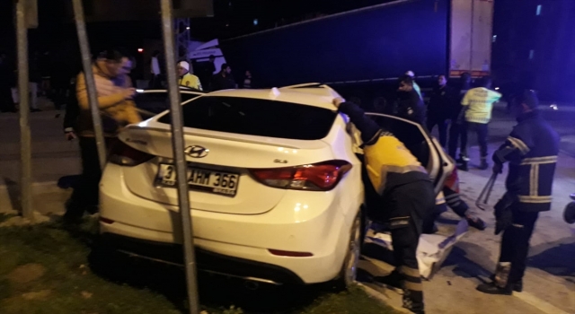 Hatay’da tırla çarpışan otomobildeki 3 kişi yaralandı