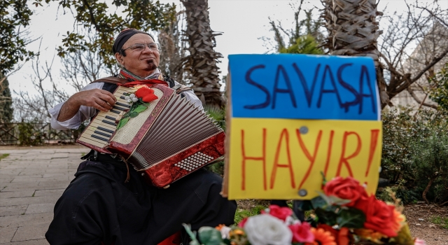 Antalya’da yaşayan Ukraynalılar Rusya’nın saldırılarını protesto etti