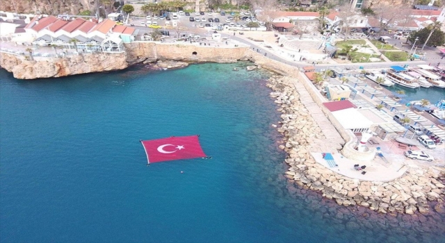 Antalya’nın fethinin 815. yıl dönümü su altında bayrak açılarak kutlandı