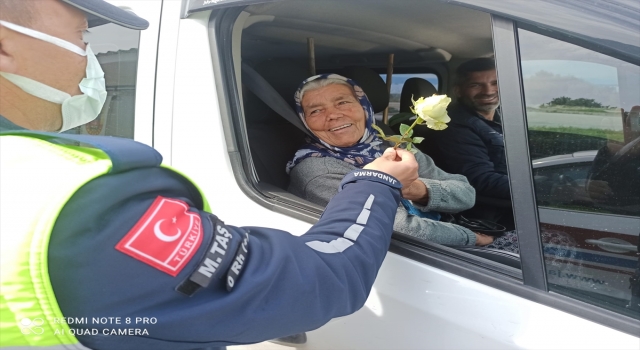 Serik’te jandarma ekipleri kadınlara çiçek dağıttı