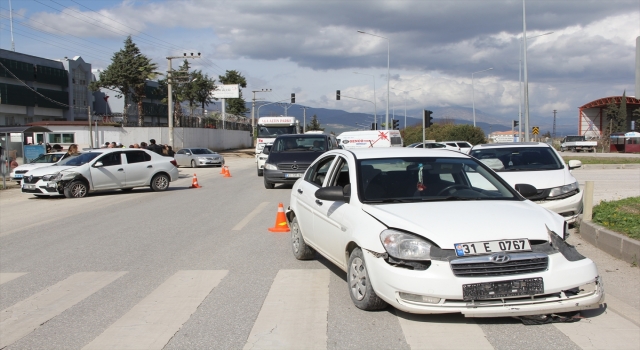 Hatay’da zincirleme kazada 3 otomobil çarpıştı