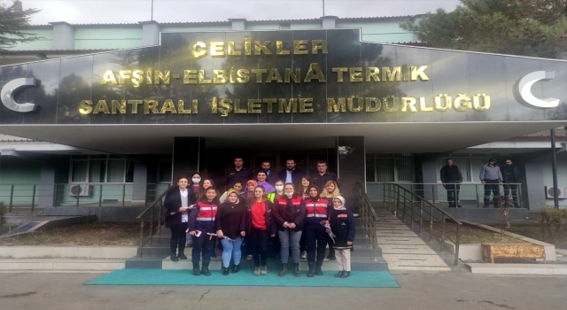 Kahramanmaraş’ta polis ve jandarma kadınlara çiçek dağıttı