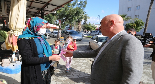 Karaisalı Belediye Başkanı Aslan, kadınlara karanfil dağıttı