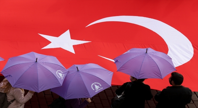 Antalya’da binlerce kişi kadına şiddete karşı ”mor şemsiye” ile yürüdü