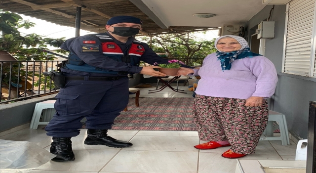 Serik’te jandarma ekipleri, ailelerini ziyaret etti