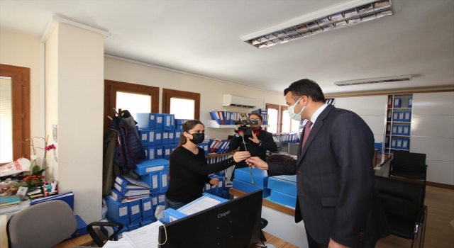 Kaş’ta kadınlara karanfil dağıtıldı