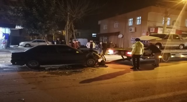 Adana’da iki otomobilin çarpışması sonucu 2 kişi yaralandı
