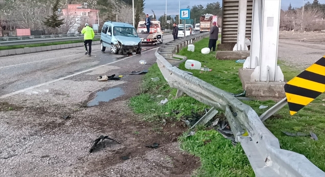 Kahramanmaraş’ta hafif ticari aracın devrilmesi sonucu 3 kişi yaralandı