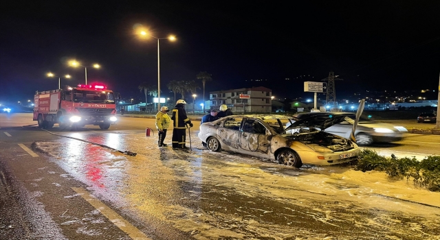 Hatay’da seyir halindeki otomobil alev aldı