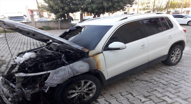 Adana’da park halindeki iki otomobil yandı
