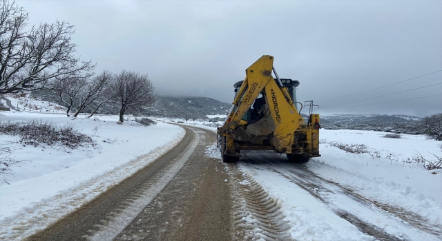 Hatay’da kar nedeniyle kapanan mahalle yolları ulaşıma açıldı