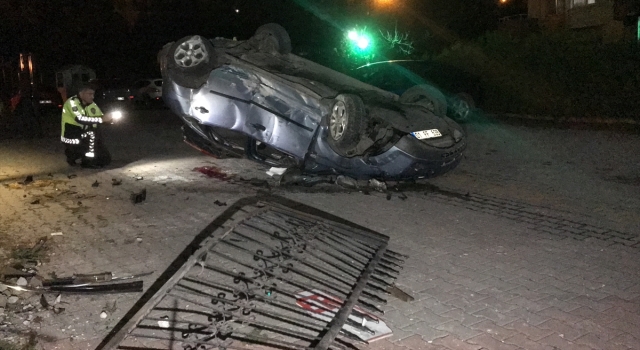 Adana’da devrilen otomobilin sürücüsü yaralandı