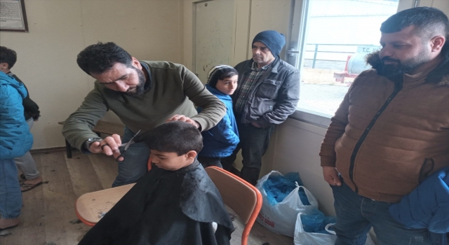 Hatay’da gönüllü berberler 450 sığınmacıyı tıraş edip saç bakımlarını yaptı