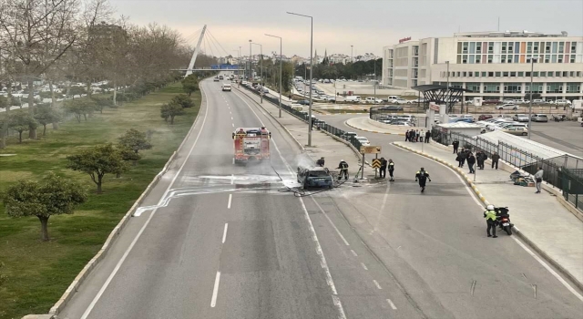 Antalya’da seyir halinde alev alan otomobil kullanılamaz hale geldi