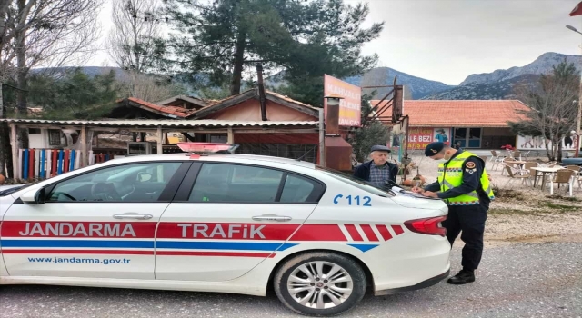 Antalya’da trafiği tehlikeye sokan sürücüye idari işlem