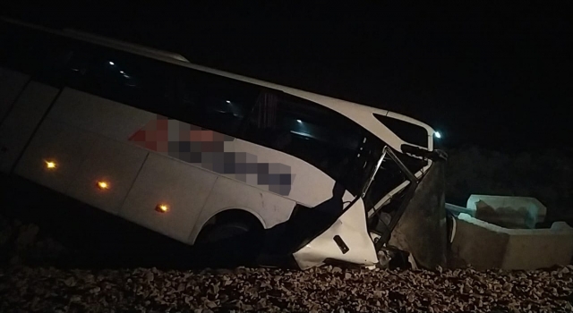 Adana’da şarampole devrilen yolcu otobüsündeki 23 kişi yaralandı