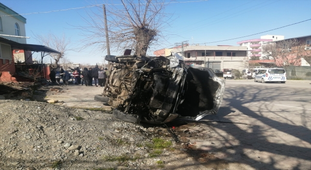 Adana’da devrilen hafif ticari araçtaki 2 kişi yaralandı