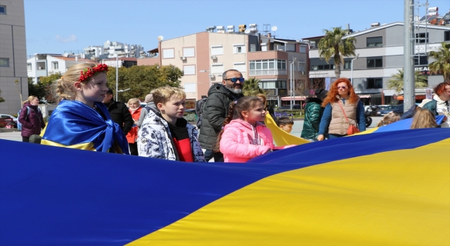 Antalya’da yaşayan Ukraynalılar, Rusya’yı protesto etti