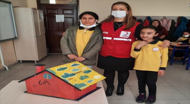 Okul harçlıklarıyla İdlib’deki briket ev kampanyasına destek oldular