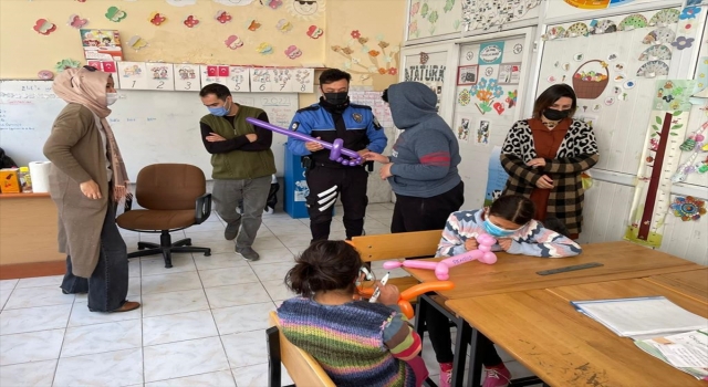 Mersin’de polis memuru yaptığı oyuncakları öğrencilere hediye etti
