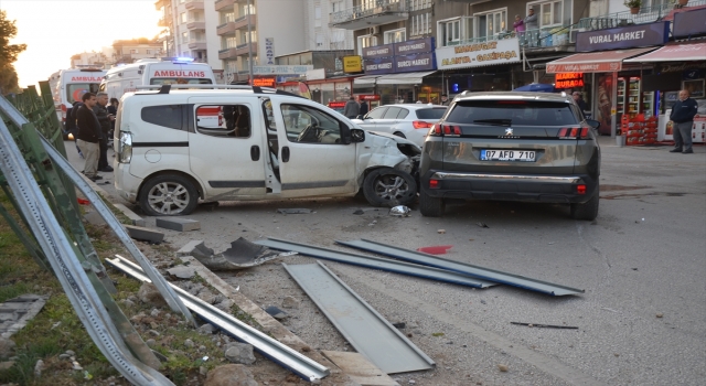 Serik’te 3 aracın çarpıştığı kazada 1 kişi yaralandı
