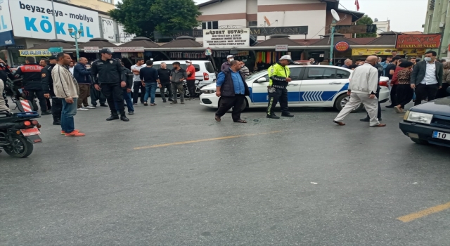 Gözaltına alınan zanlının polis aracının camından kaçmaya çalışması kameraya yansıdı