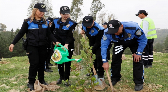 Adana’da polisler 177 fidanı toprakla buluşturdu