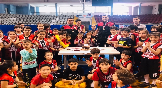Mersin’de ”kavga ihbarına” giden polislere sürpriz kutlama
