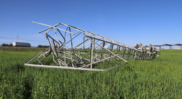 Adana’da demirlerinin bir kısmı çalınan elektrik direği devrildi