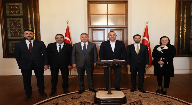 Bakan Çavuşoğlu ve AK Parti Sözcüsü Çelik, Adana’da partililerce karşılandı