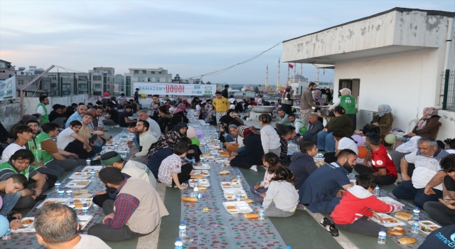 Adana’da yetim çocuklar iftarda buluştu