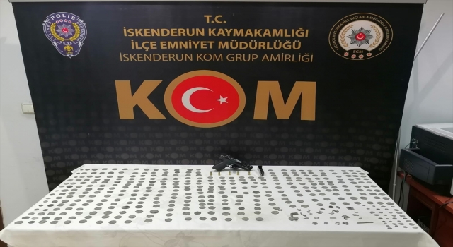 Hatay’da çantasında tabanca ve sikke bulunan zanlı gözaltına alındı